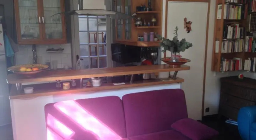 cosy rare 2 bedroom apartment around a private garden