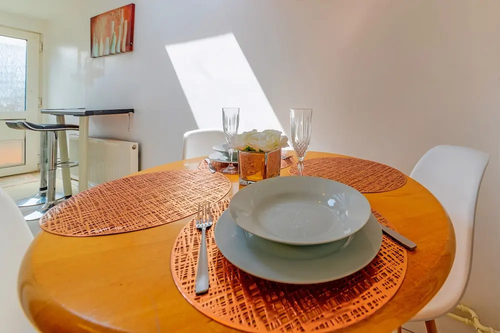 Stylish 3-bed House With Free Parking & Wifi