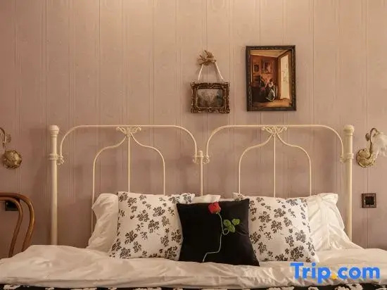 Lvxingjia Designer Audio-Visual Homestay