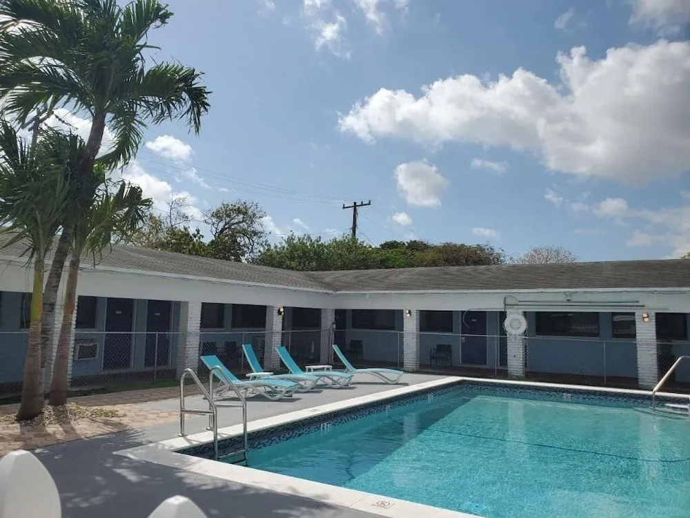 Hollywood Gardens Inn & Suites