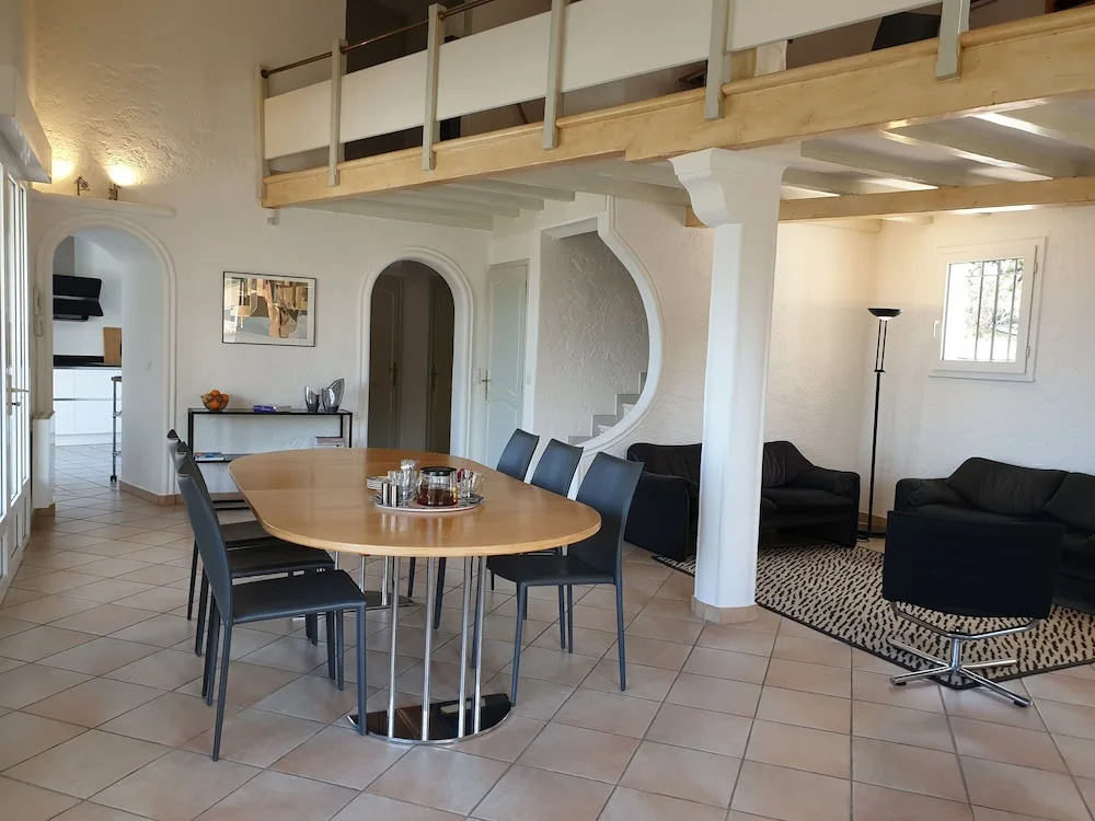 Spacious Villa in Var With Swimming Pool