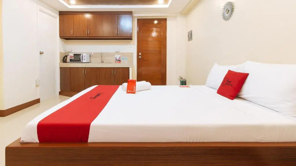 RedDoorz Plus near Uptown BGC Mall