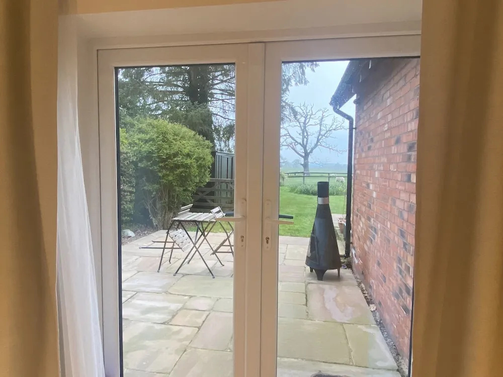 Private Entry Double Bedroom With Beautiful Views!