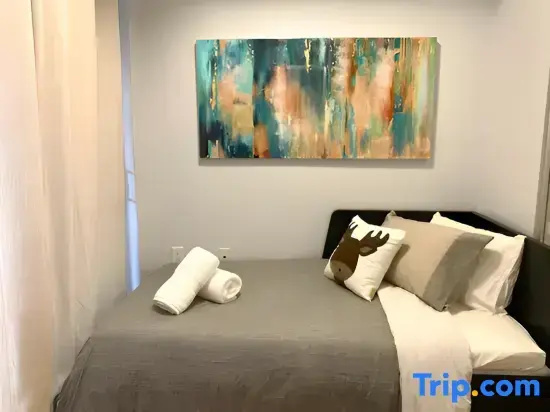Yorkville Bloor Suites- 2 minutes walk to Transit