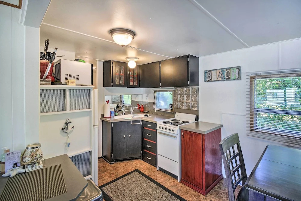 Coastal PNW Gem w/ Hot Tub - Walk to Beach!
