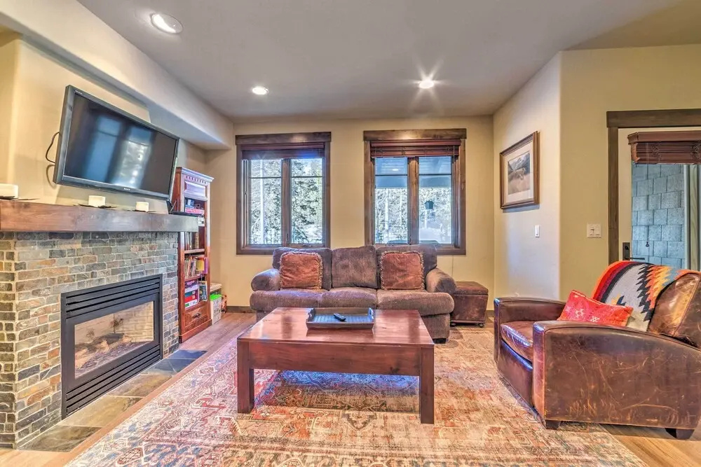 Central Mammoth Lakes Townhome ~ 1 Mi to Slopes