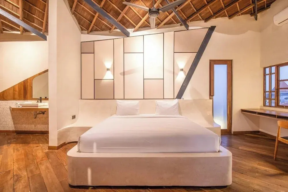 Gorgeous 2-br Penthouse With Views, 800m to the Be