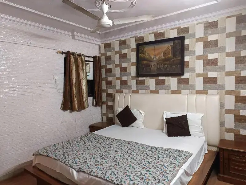 Hotel White Palace,Nizamuddin Railway Station