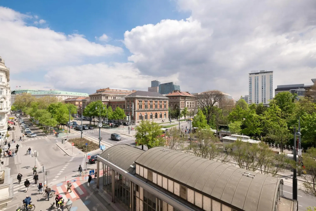 2200SQFT Luxury Apartment in City Center