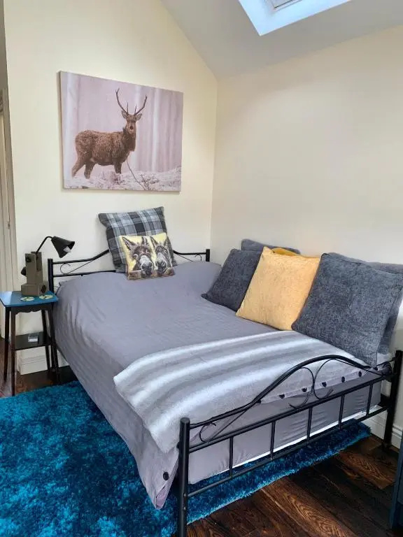 The Snug in Cheltenham, Leckhampton - A Cosy & Unique Space