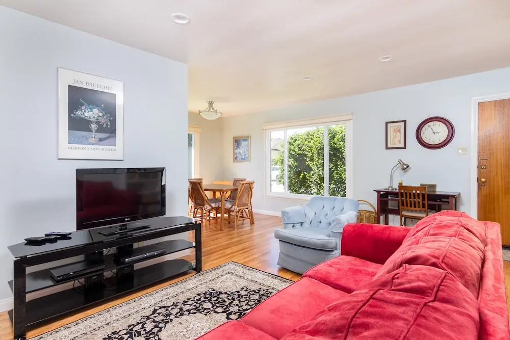 Delightful 2BR Ventura Duplex by RedAwning