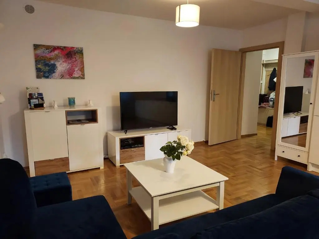 APART- salon z aneksem kuchenym, 2 sypialnie, łazienka