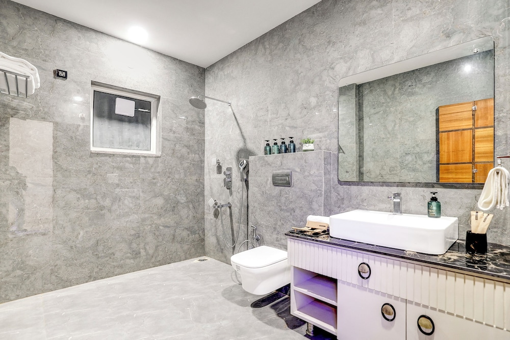 ELIVAAS Amaltas 4BHK Hideaway With Pool
