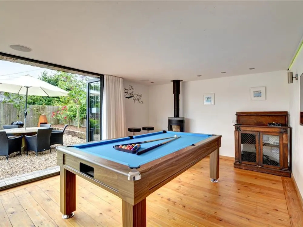 Bright Holiday Home in Saint Kew With Fireplace