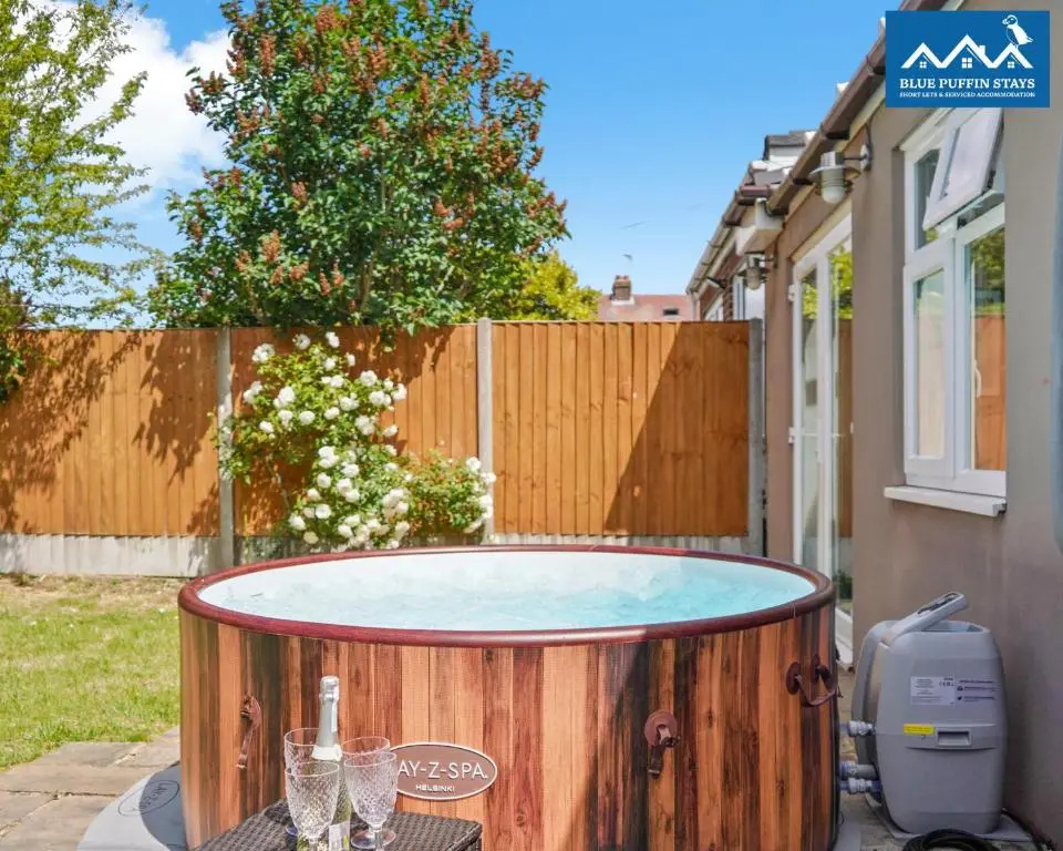 4 Bed Luxury Design House By Blue Puffin Stays with Hot tub, Foosball & Parking
