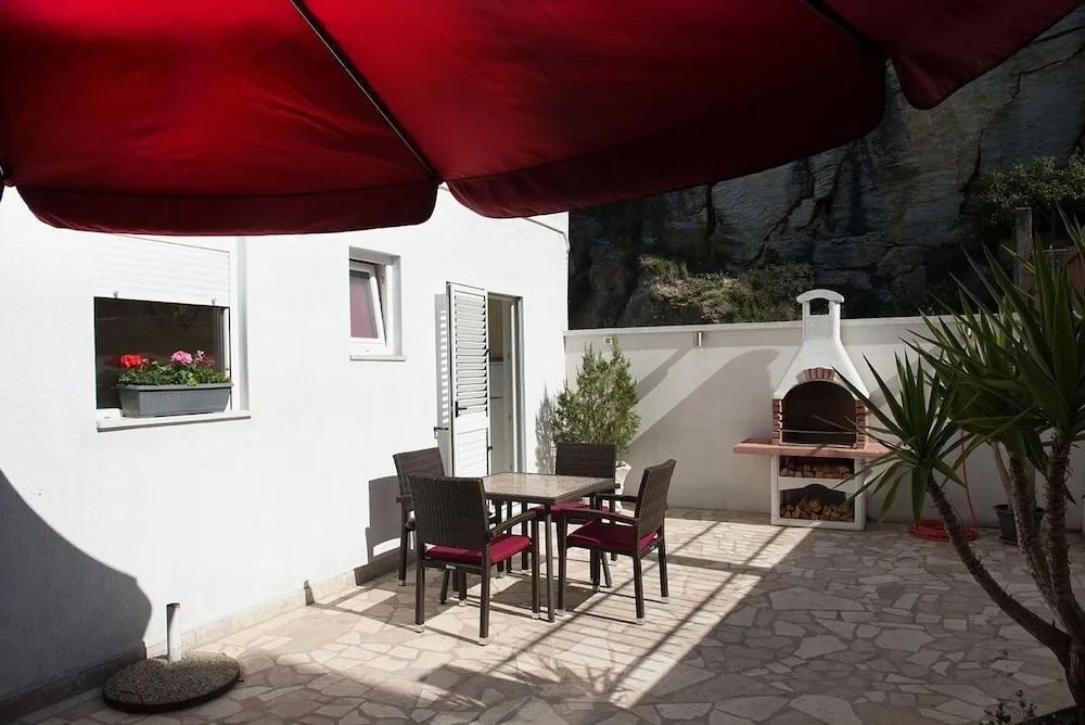 Robi - 50m From Beach - SA4