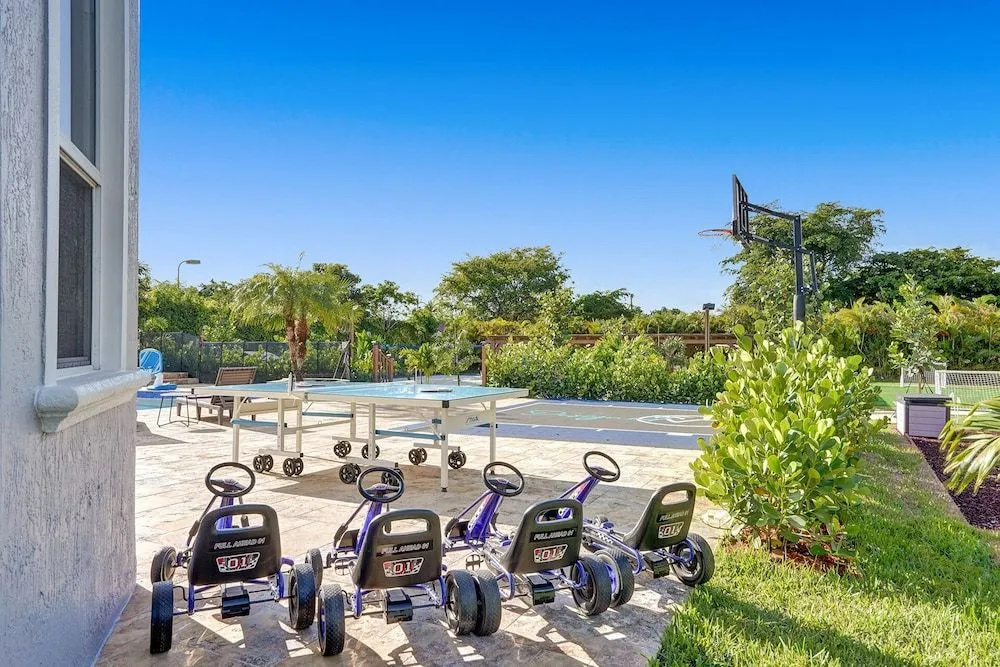 Lavish 8 Br Estate with Pool & Courts