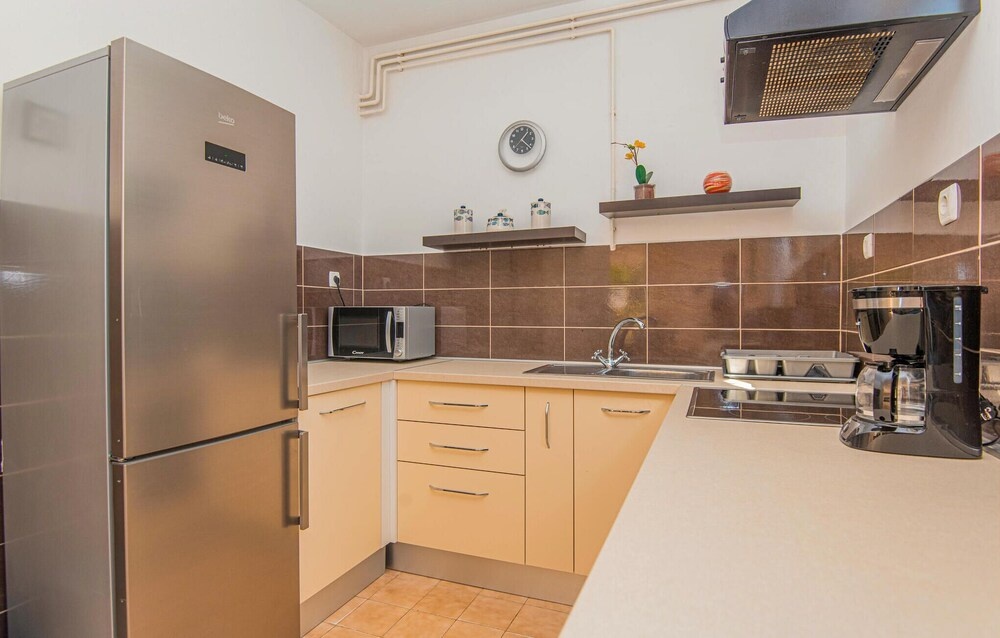 Amazing Apartment in Brodarica With 3 Bedrooms and Wifi