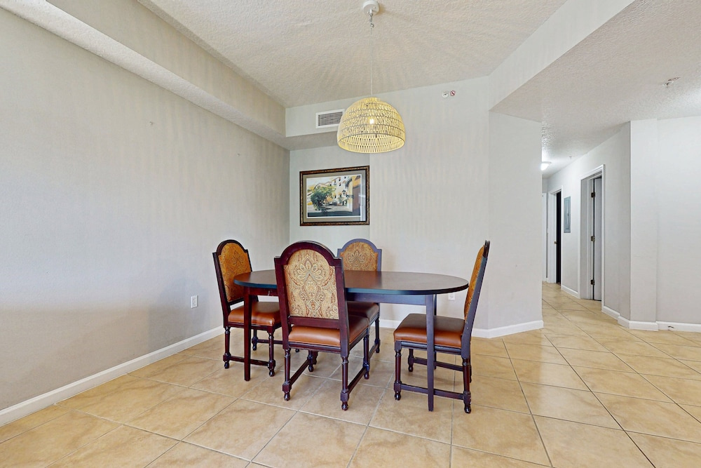Comfy Condo With Central AC, Wifi, Private Washer/dryer Minutes to Theme Parks