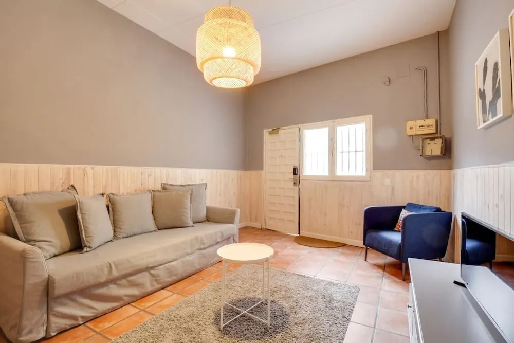 Beautiful 2bdr in Lovely Lesseps, 8mins to Metro