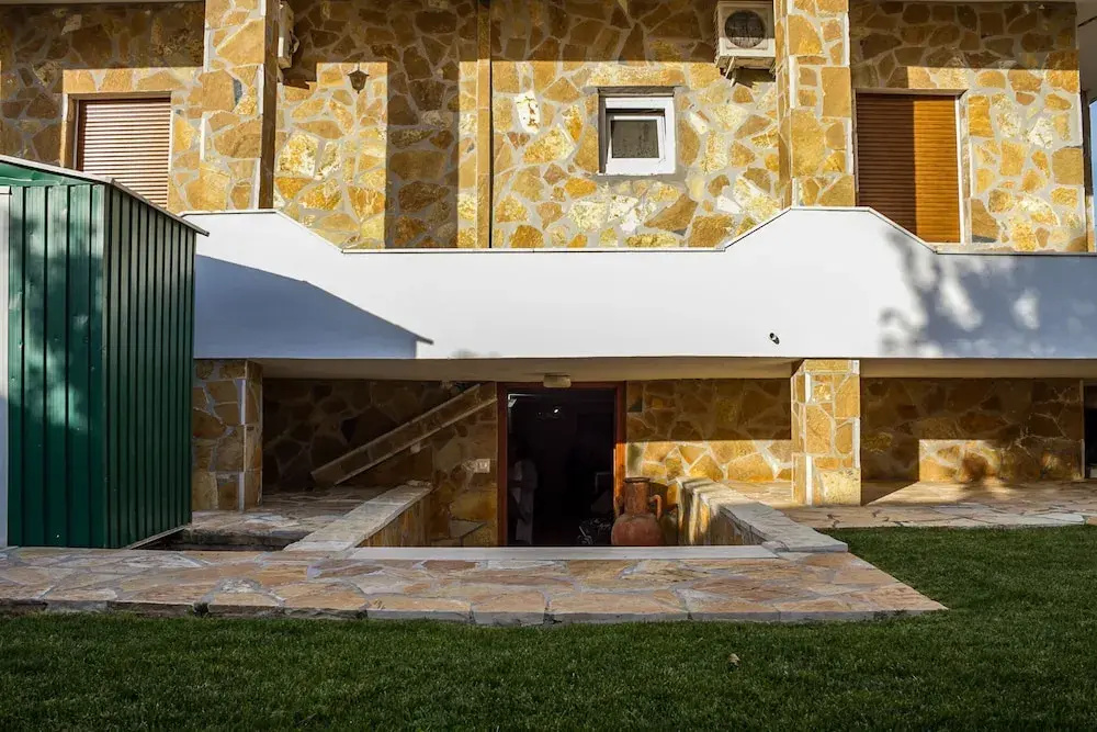 Spacious home with garden in Marathonas
