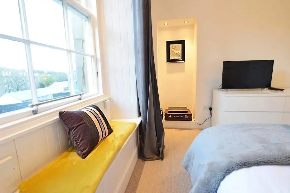 JOIVY City Centre Chic for two Next to Calton Hill