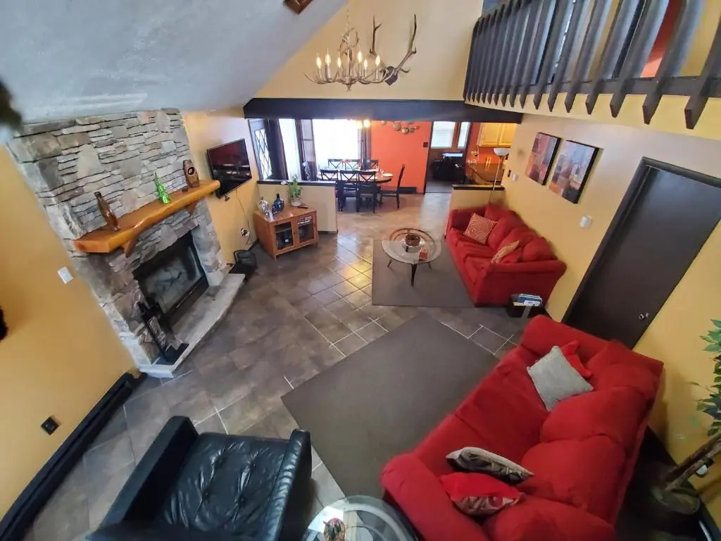 Chalet renovated Near Casino, Camelback , Kalahari 4bdrms firepit hot tub game room