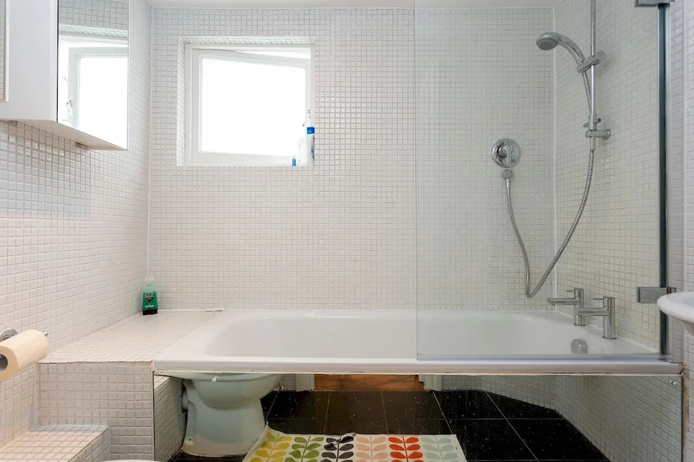 Spacious 1 Bedroom Garden Flat In Clapham Town