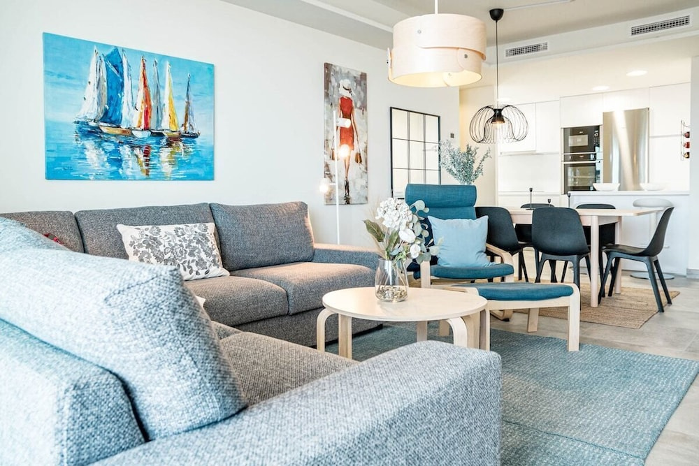 Inf26h- Comfortable and Spacious City Apartment
