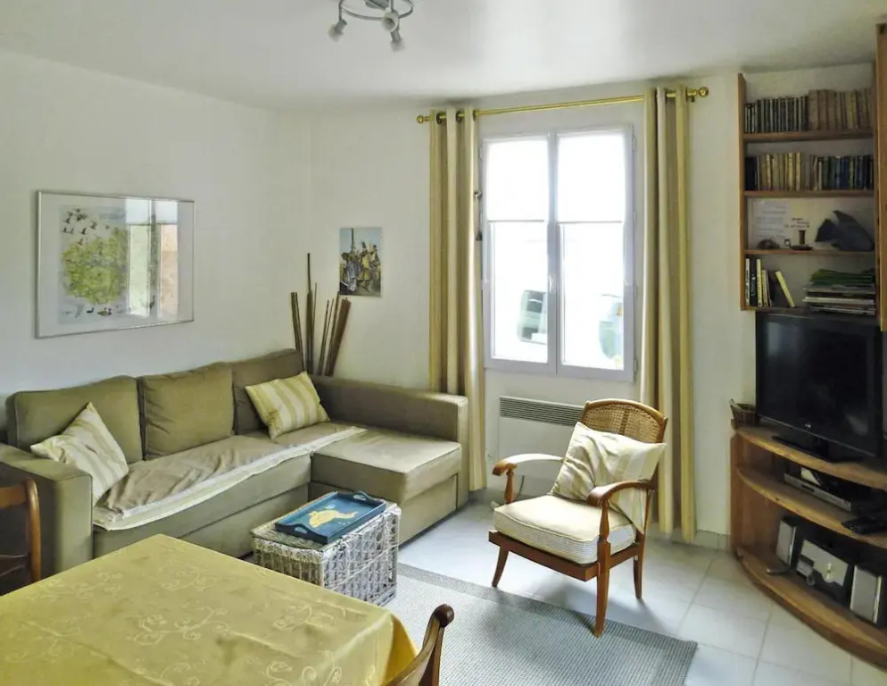 Beachside Flat With Sunny Patio