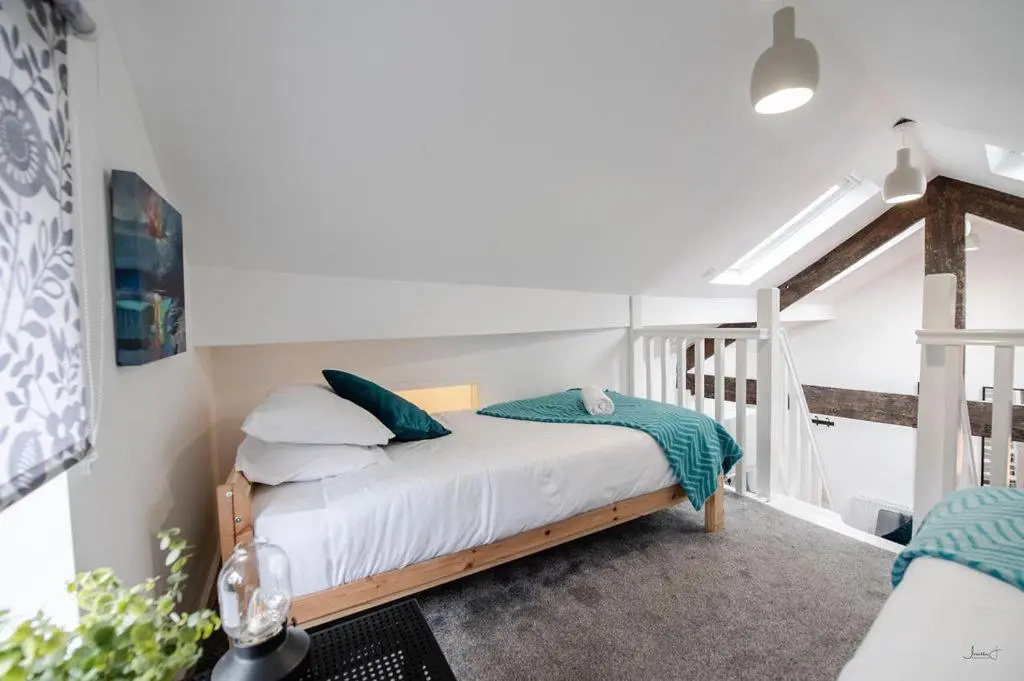 Air Host and Stay - Apartment 2 Broadhurst Court sleeps 6 minutes from town centre
