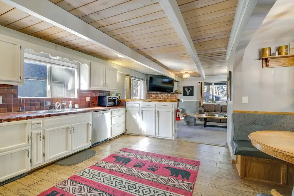 2 Mi to Lake & Skiing: Big Bear Family Cabin