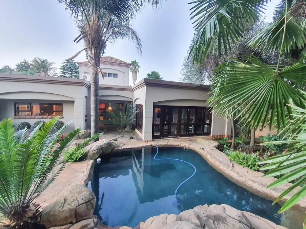 Or Tambo Airport Holiday Home
