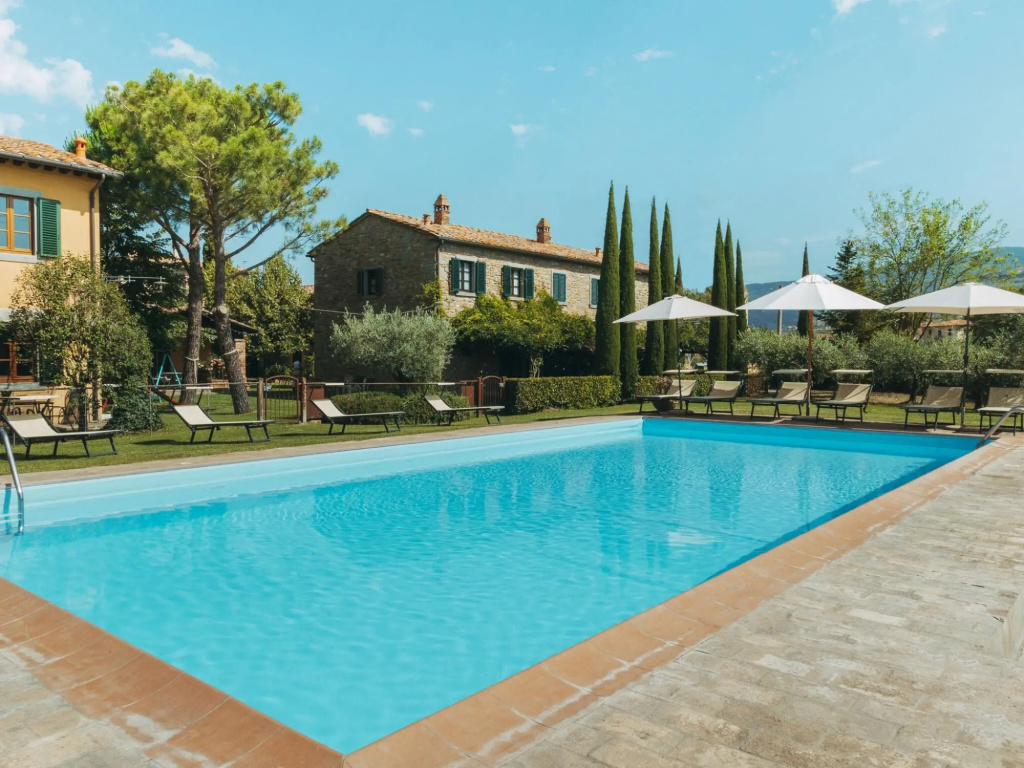A Peaceful Farmhouse in Cortona with Swimming Pool