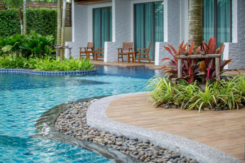 Aqua Resort Phuket - Near Beach and Chalong Pier