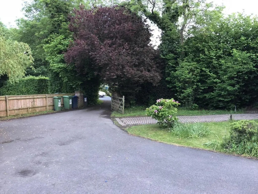 Captivating Bungalow With Garden in High Wycombe