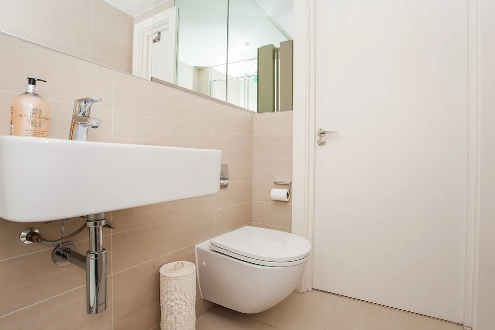 Convenient & Charming 2bd Apartment With Balcony