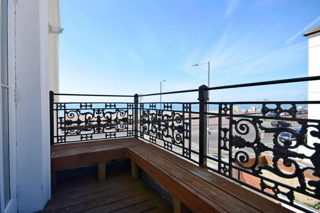 Spacious 3 bedroom Beachfront property with amazing sea views!