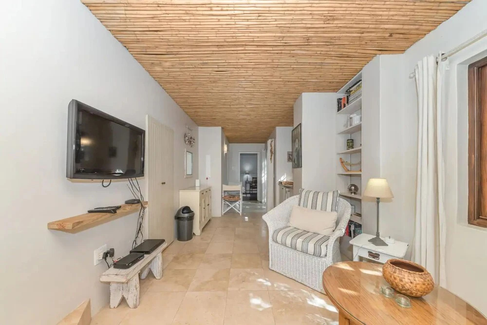 Tropical 1BD Hideaway Near Queens Beach, Fresnaye!