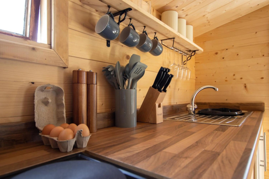 New Stunning Lake View Log Cabin With Hot Tub