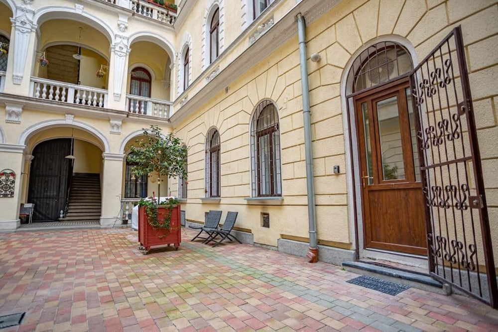 Boutique apartment in the party street