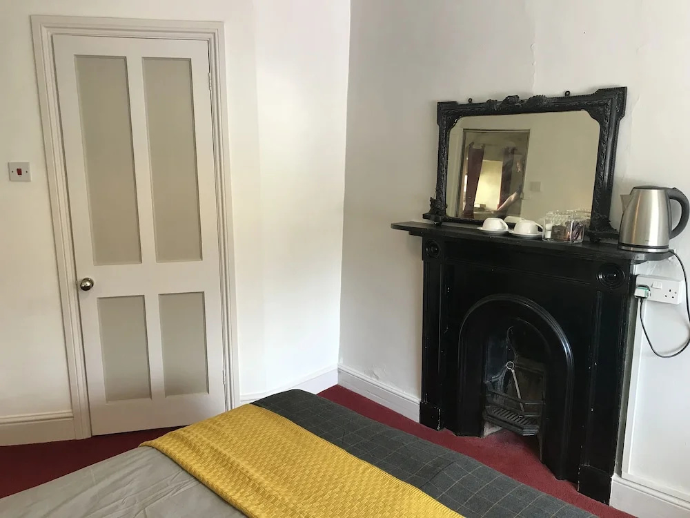Drewe Arms Bunk Rooms & Church Cottage