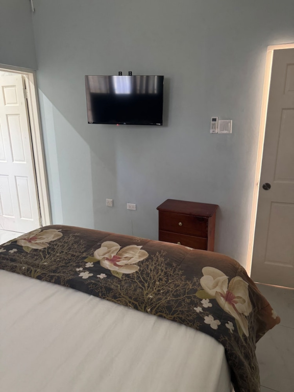 1 Bed - Sleeps 4 - Parking - 5 Min to Beach