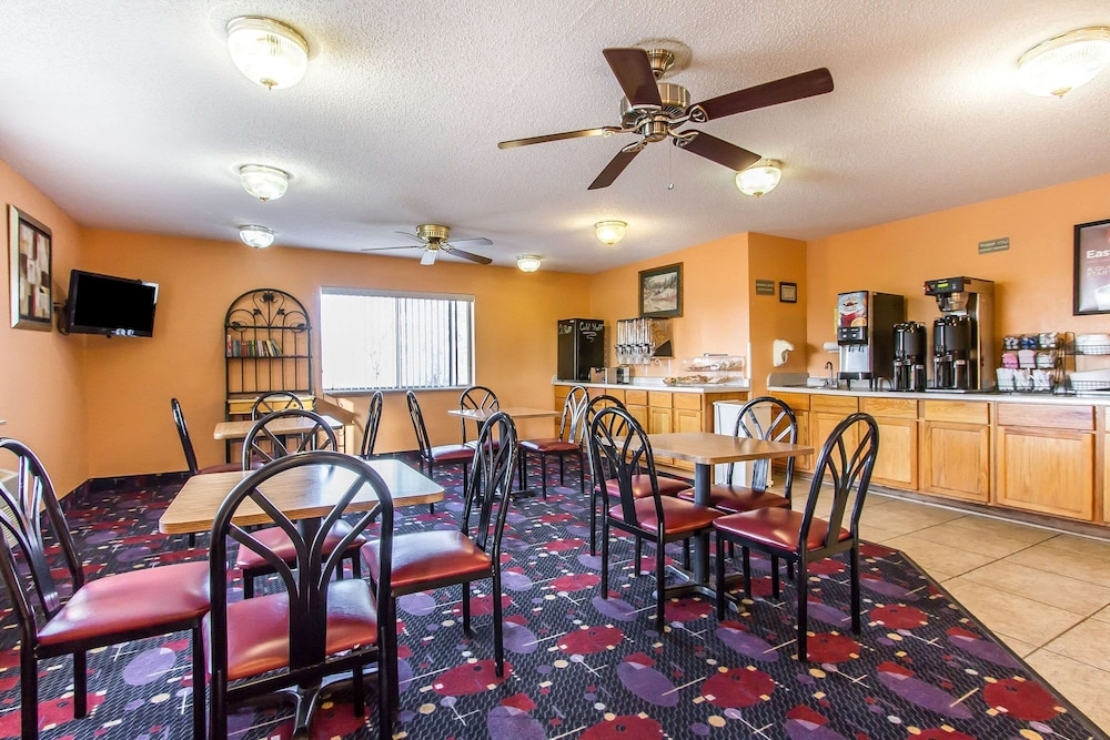 Econo Lodge Inn & Suites Pekin - Peoria Area