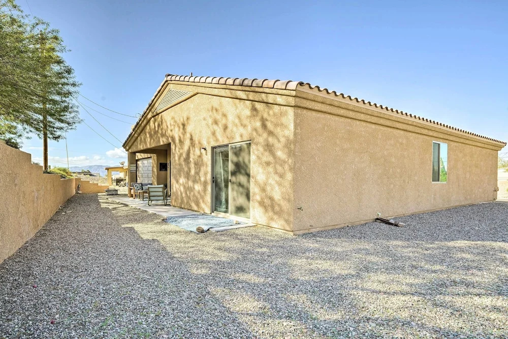 5 Mi to Lake Havasu Chic Home with Fire Pit!