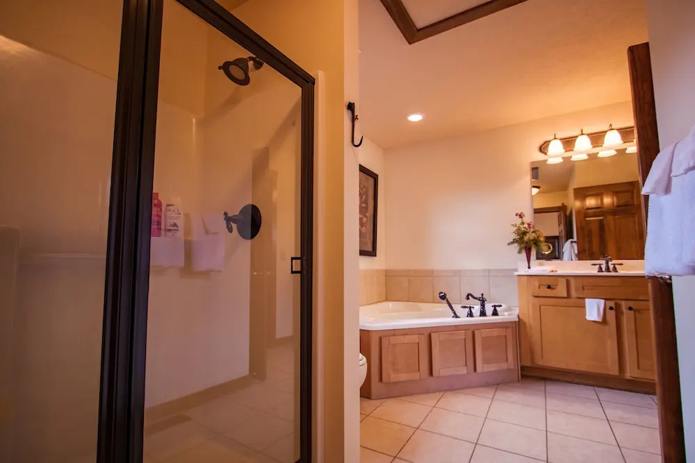 Nestled Inn Lodge 3 Bedroom Home by RedAwning