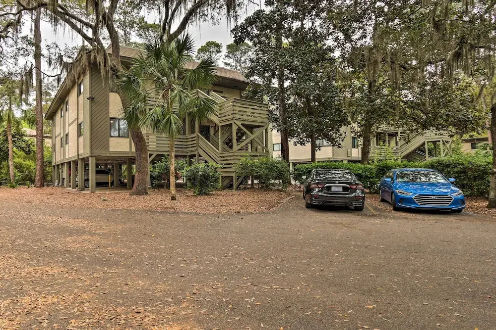 Hilton Head Island Condo w/ Beach Supplies + Pool!