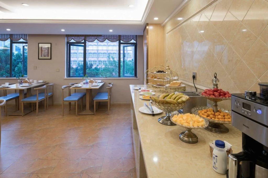 Vienna Hotel (Tea City Central Store of Pu 'er Airport)