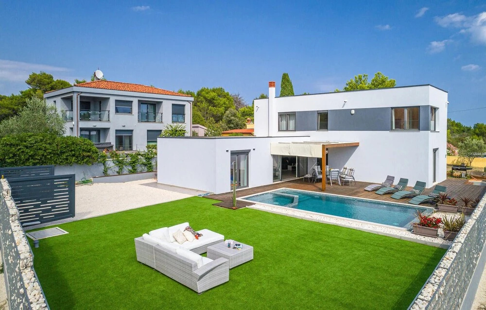 Nice Home in Medulin with Outdoor Swimming Pool, Hot Tub & 4 Bedrooms