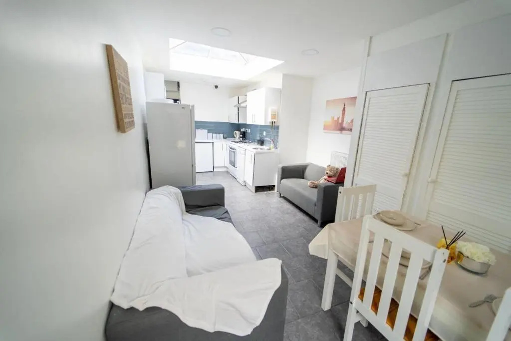 STAY SA Cosy equipped studios available 10 mins from the city! Free WIFI &50" SMART TV\s